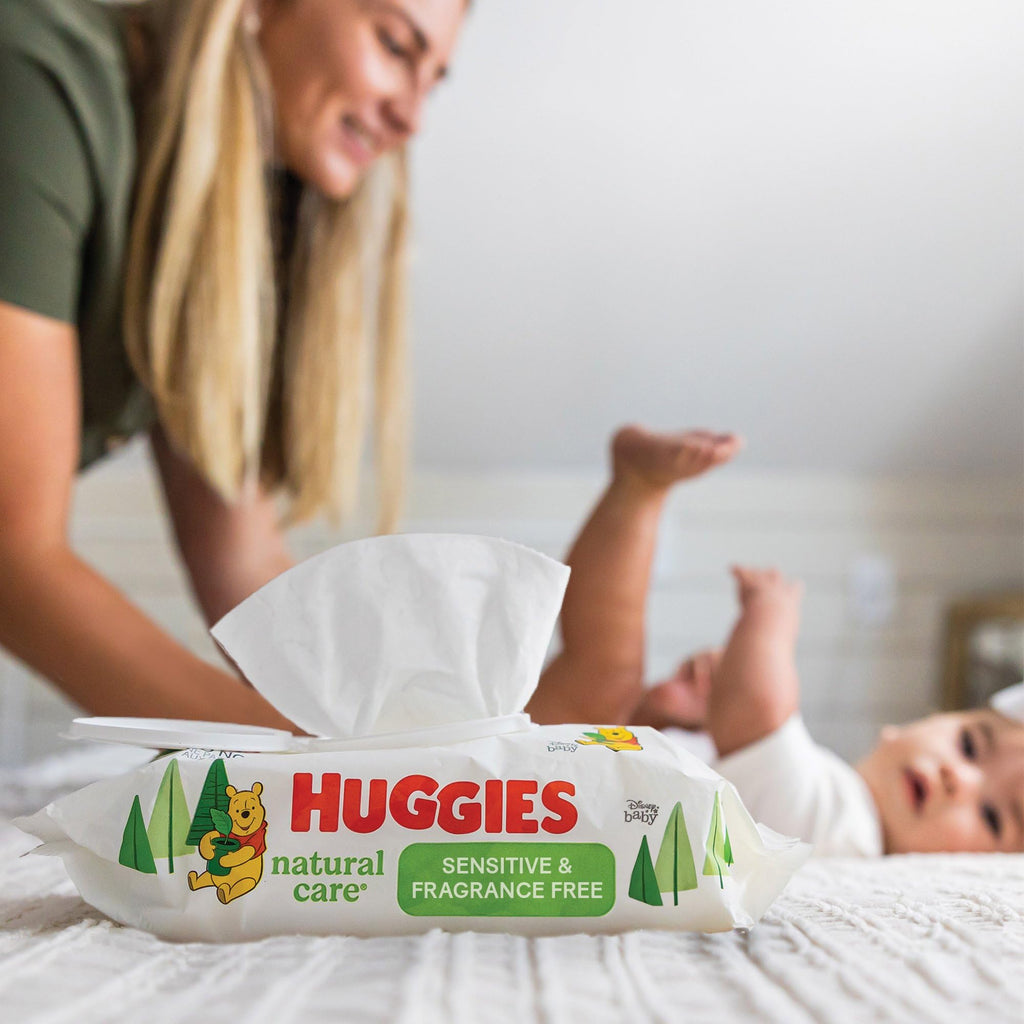 Huggies - Toallitas para bebés Natural Care Sensitive, sin perfume, hipoalergénicas, 99% de agua purificada, 12 paquetes abatibles (768 toallitas en total), el embalaje puede variar